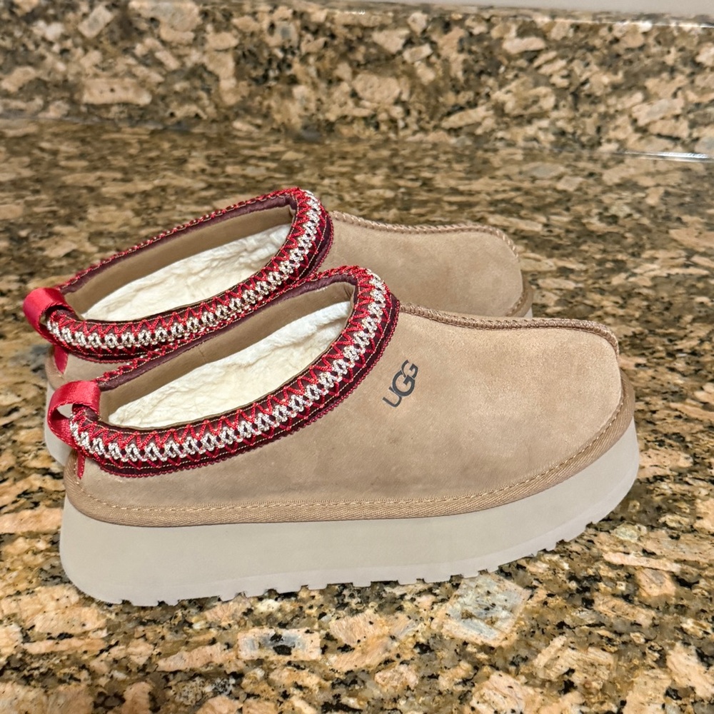 UGG Tazz tan platform with Red Trim
